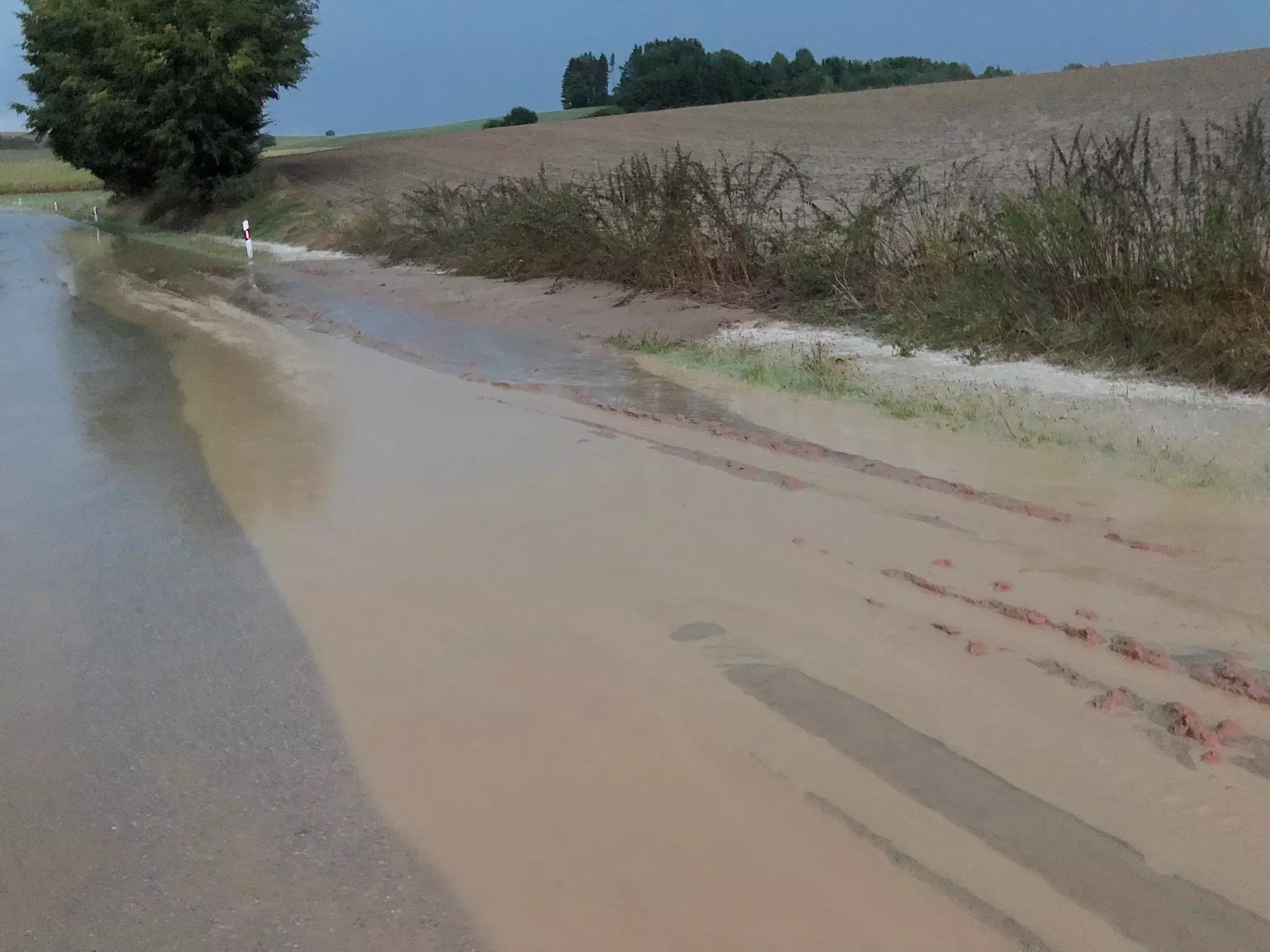 Straße voll Schlamm