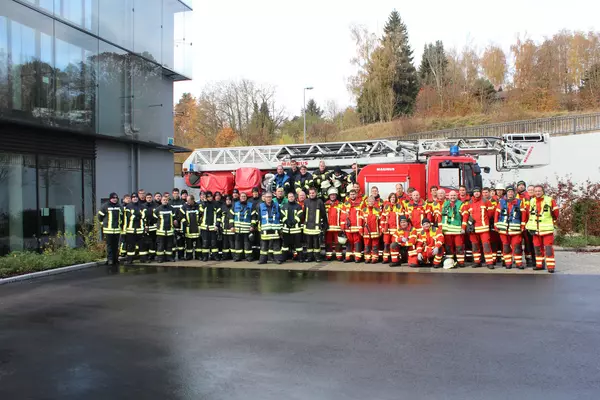 Feuerwehren üben bei Liebherr