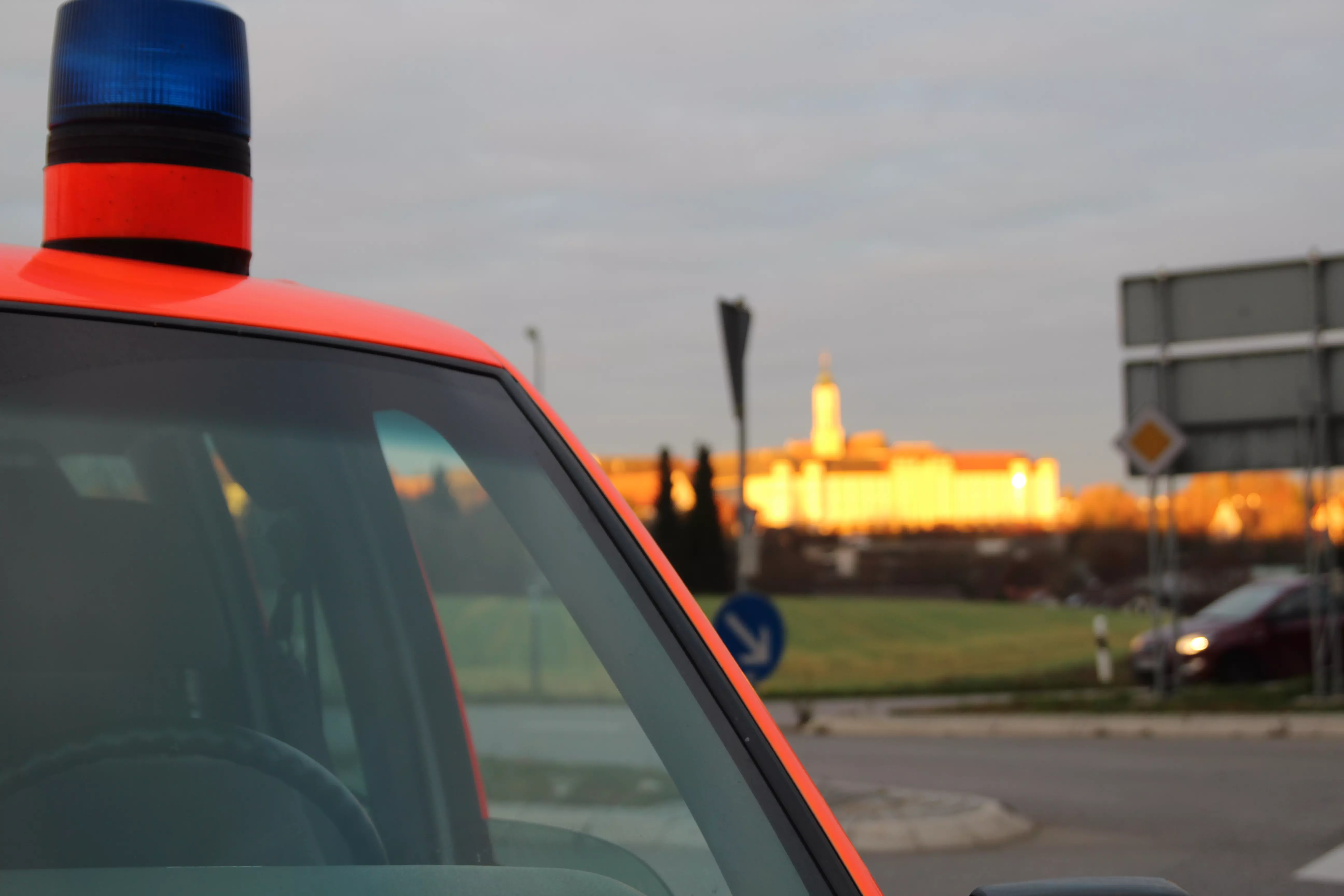 Feuerwehrfahrzeug mit Kloster im Hintergrund